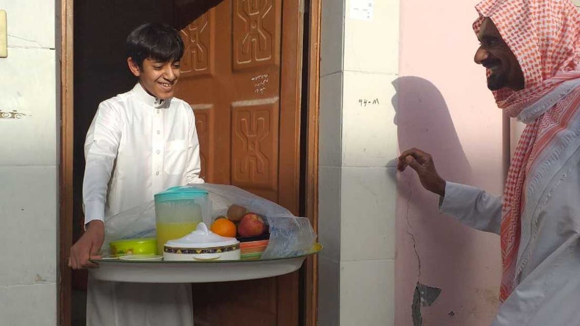 رمضان المبارک: سعودی عرب میں افطاری کا سامان بانٹنے کی منفرد روایت