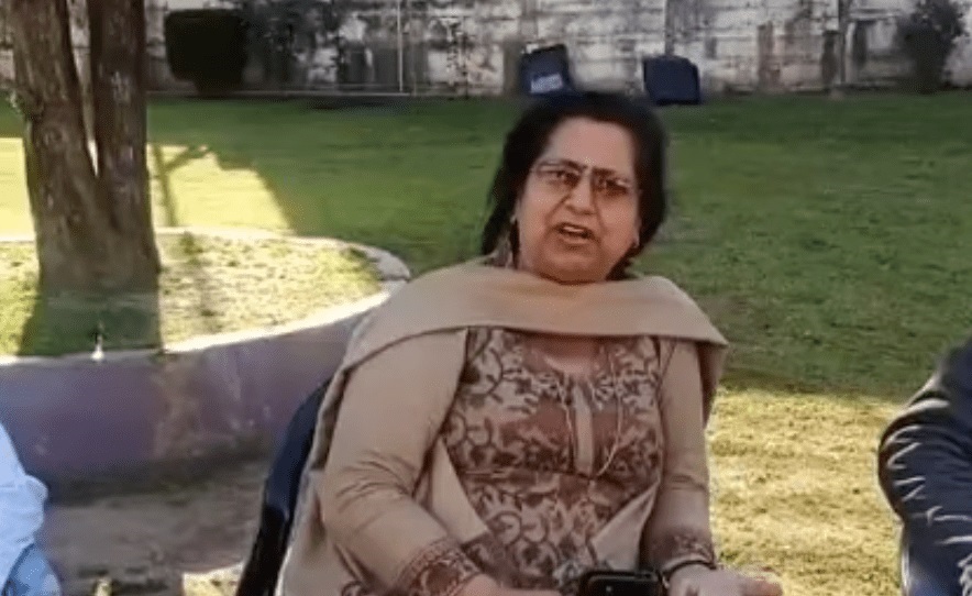 داڑھی والے استاد کو 'ملی ٹینٹ' کہنے والی ’خاتون افسر‘ کے خلاف 'وجہ بتاؤ نوٹس' جاری