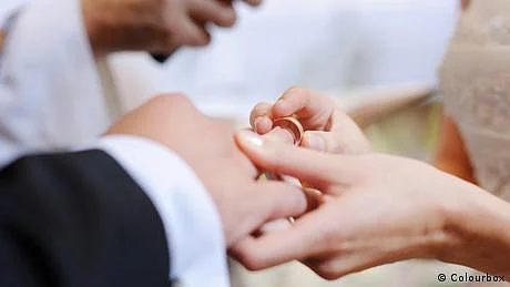 پادری نے چرچ میں عبادت کی قیادت کے بجائے اعتراف محبت کر لیا