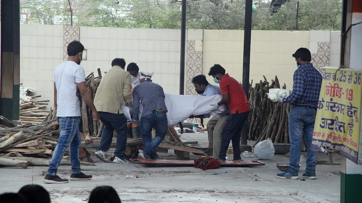 دہلی کے شمشان گھاٹ میں کورنا کے مریضوں کی آخری رسومات ادا ہونے کا منظر / تصویر قومی آواز / وپن