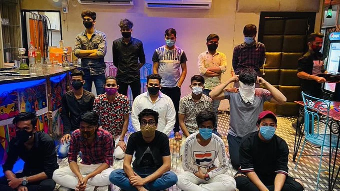 اہم خبریں: دہلی کے ’حقہ بار’ پر چھاپہ، 6 خواتین سمیت 20 افراد گرفتار