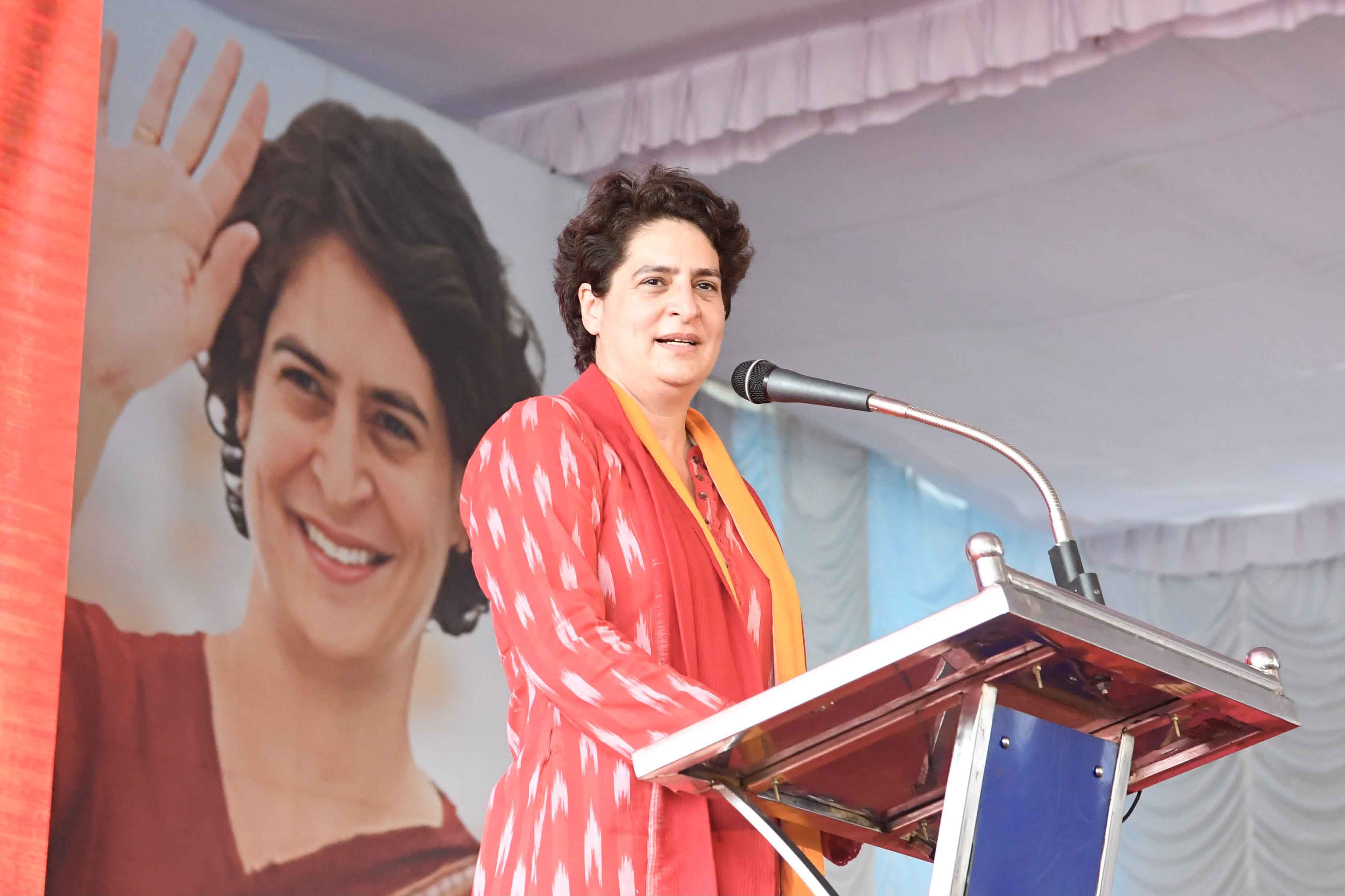 پرینکا گاندھی نے وزیر خزانہ سیتا رمن پر سادھا نشانہ، چوک یا انتخاب کے پیش نظر واپس لیا فیصلہ؟