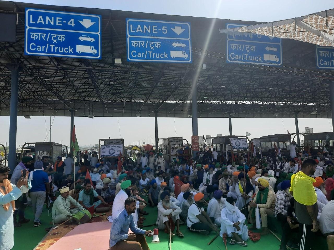 کسان تحریک: مظاہرین نے کے ایم پی شاہراہ کو کیا بند، ٹرالی، گدّے اور چارپائی لے کر بیٹھے کسان