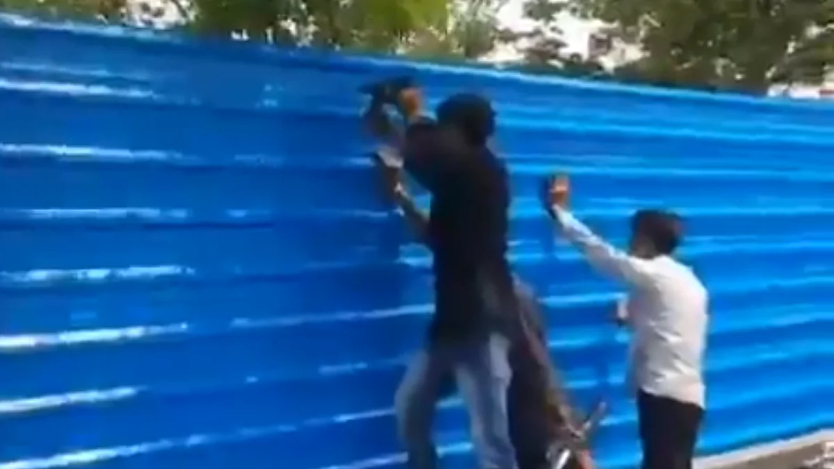 یوگی حکومت کی نااہلی چھپانے کے لیے ٹین شیڈ سے ڈھکا گیا شمشان گھاٹ