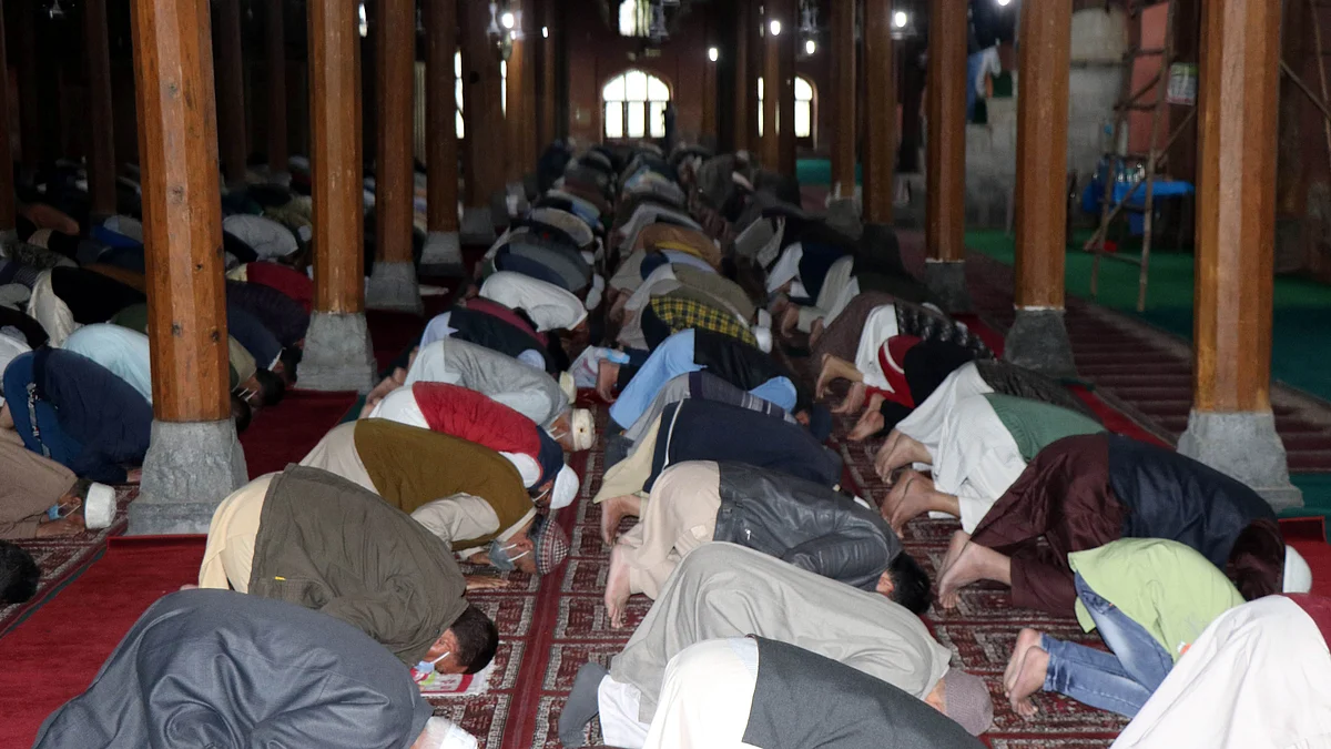 کشمیر میں سادگی سے منائی گئی عید الفطر