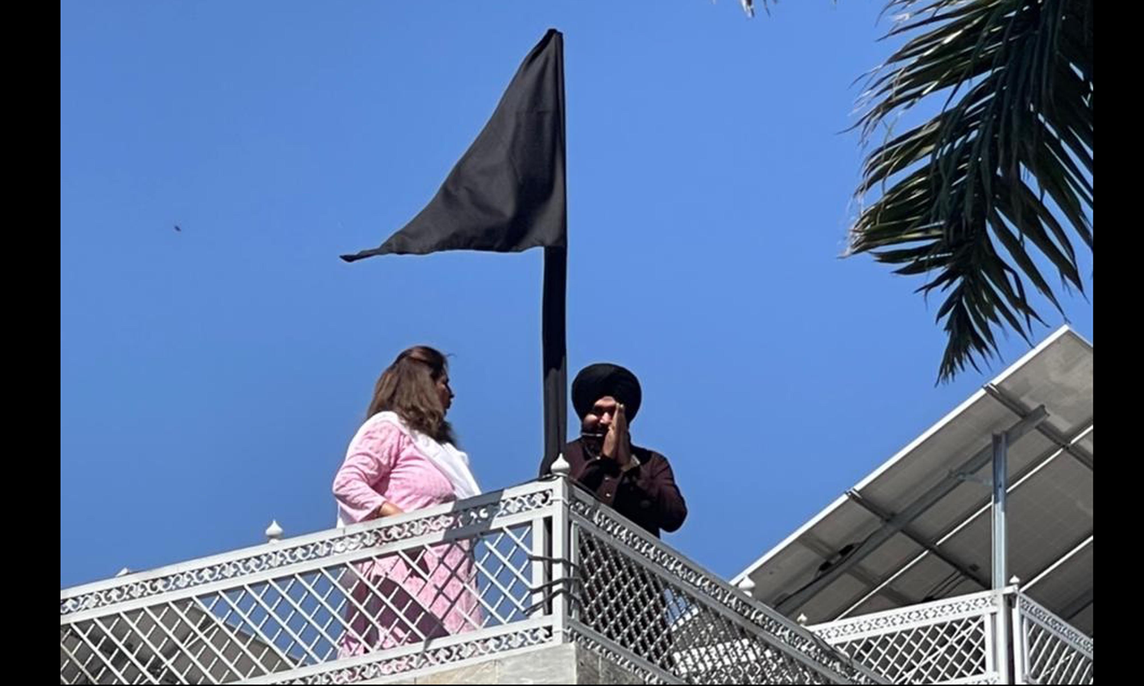 کسان تحریک: سدھو نے گھر پر لہرایا سیاہ پرچم، جدوجہد جاری رکھنے کے عزم کا اظہار