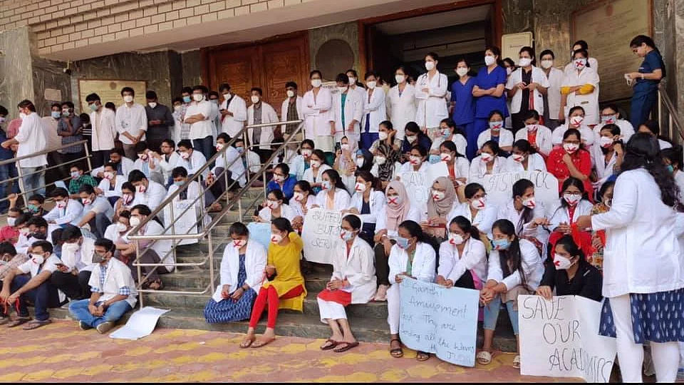 تلنگانہ: تنخواہوں میں اضافہ کے مطالبہ پر جونیئر ڈاکٹرس کی ہڑتال، ایمرجنسی اور کورونا کے علاوہ تمام خدمات کا بائیکاٹ