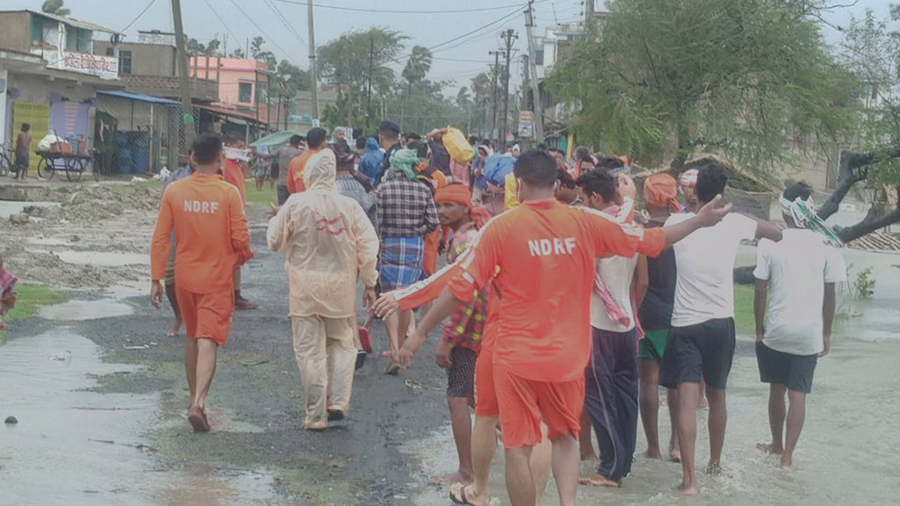 یاس طوفان ساحل سمندر سے ٹکرایا، مشرقی مدنی پور میں بڑے پیمانے پر تباہی، ممتا بنرجی نے کی مانیٹرنگ