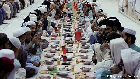 پاکستان ميں باقی سب بند مگر مساجد گنجائش سے زائد بھری ہوئی