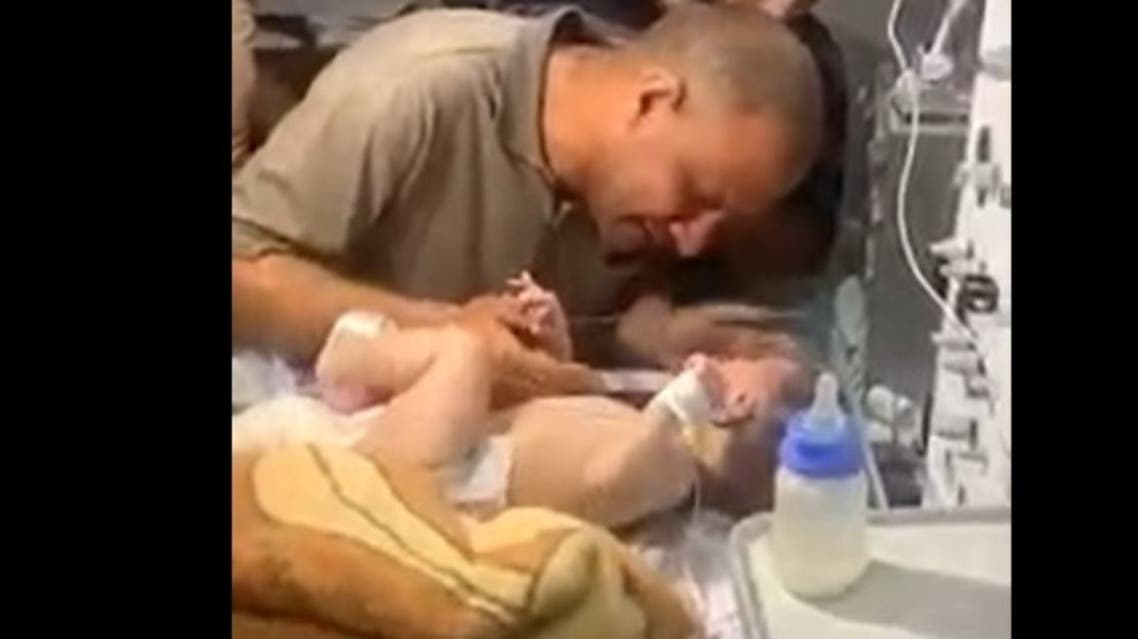 اسرائیلی بمباری میں ماں اور تین بھائیوں کو کھو دینے والا شیر خوار معجزانہ طور پر محفوظ