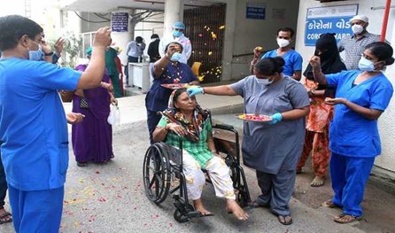 گذشتہ 24 گھنٹوں میں کورونا کے 348529 نئے کیسز، ریکارڈ 4200 اموات