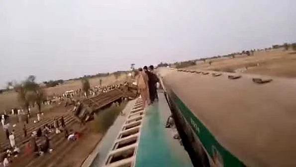 پاکستان میں دو ٹرینوں کی ٹکر، 30 سے زیادہ لوگوں کے مرنے کی خبر
