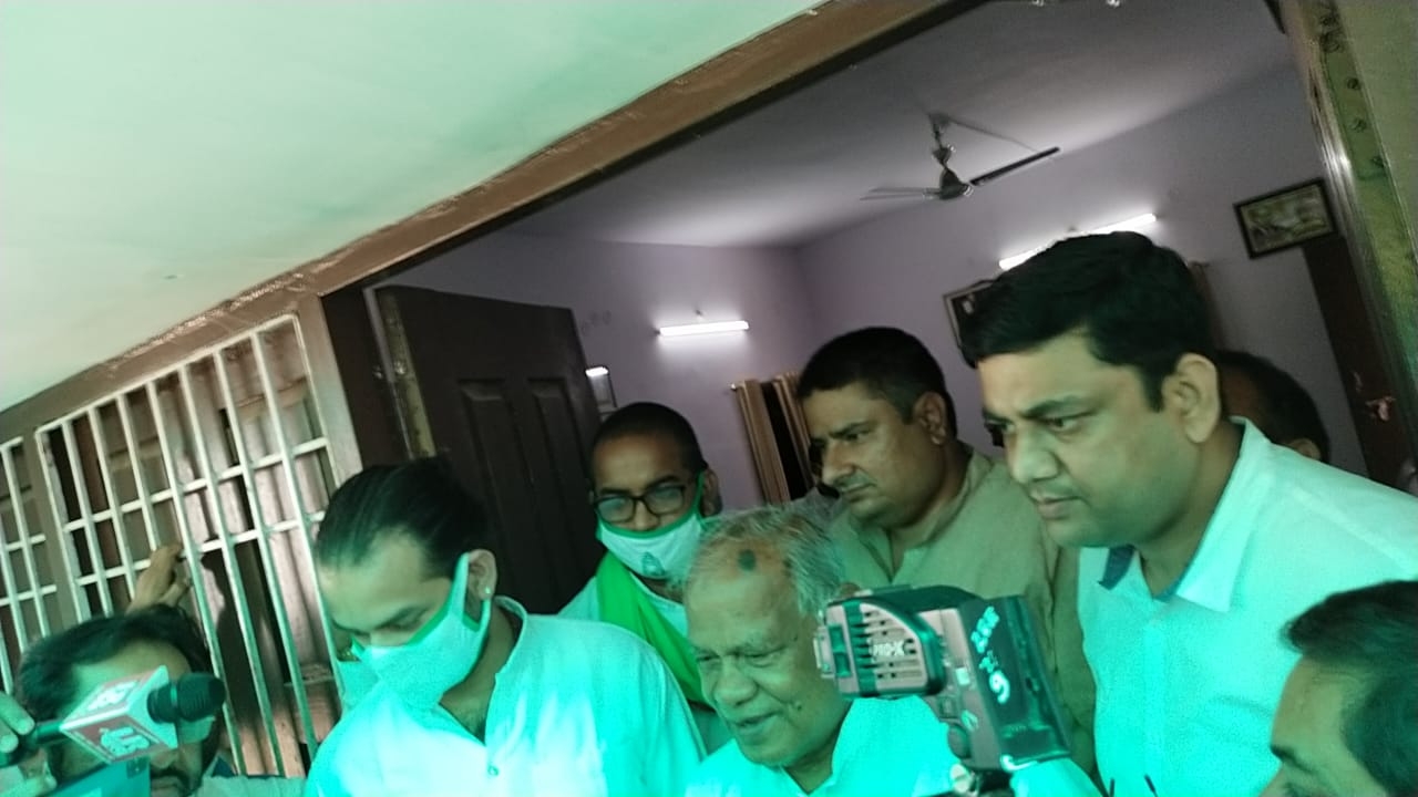 لالو کی سالگرہ پر تیج پرتاپ کی مانجھی سے ملاقات، بہار میں سیاسی قیاس آرائیاں شروع