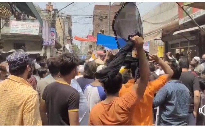 عآپ لیڈر درگیش پاٹھک اور رکن اسمبلی حاجی یونس کو دکھائے گئے کالے جھنڈے