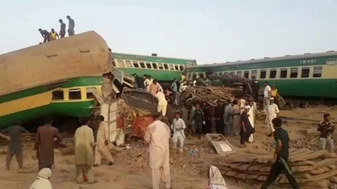 پاکستان: سرسید ایکسپریس اور ملت ایکسپریس ٹرین حادثہ کی خوفناک تصویریں آئیں سامنے