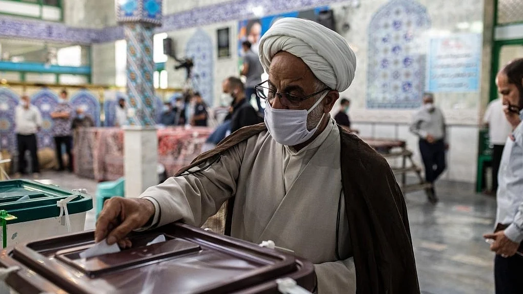 ایرانی صدارتی انتخابات میں ووٹ ڈالتے ہوئے ایک شخص تصویر آئی اے این ایس