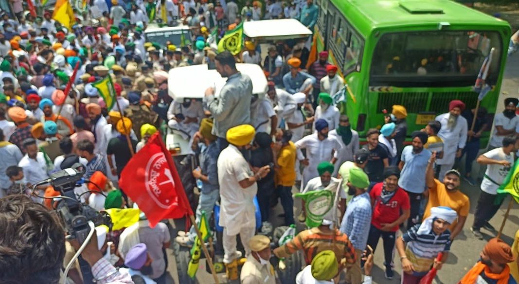 زرعی قوانین کے خلاف کسانوں کا ’راج بھون مارچ‘، وزیر زراعت نے کہا ’حکومت مذاکرہ کے لیے تیار‘