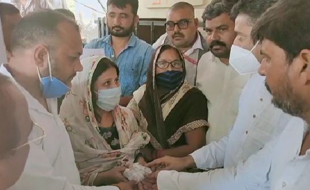 پرینکا کی ہدایت پر مقتول صحافی سلبھ کے اہل خانہ سے کانگریس وفد کی ملاقات
