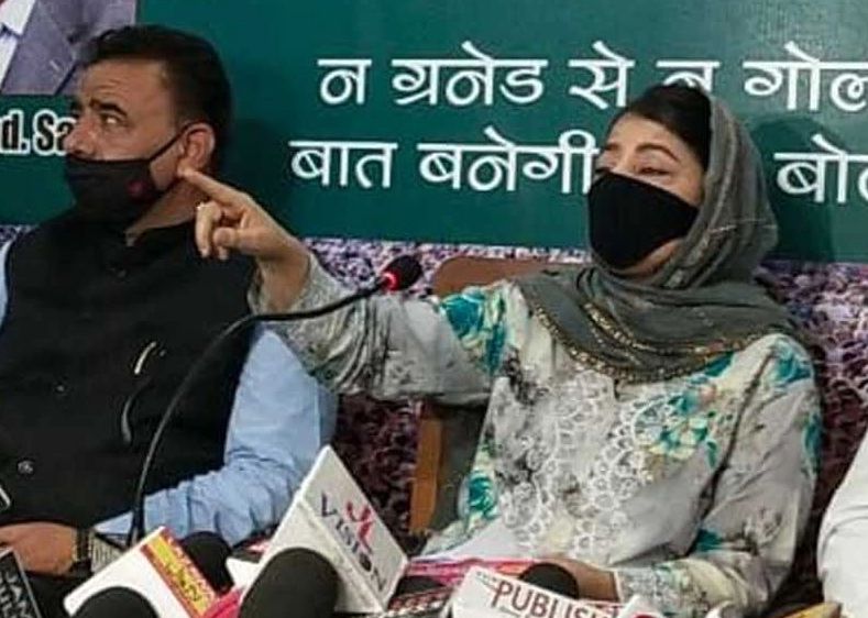 مزار شہدا کو بند کر کے کشمیر کی تاریخ کو مسخ کرنے کی کوشش کی جا رہی ہے: محبوبہ مفتی