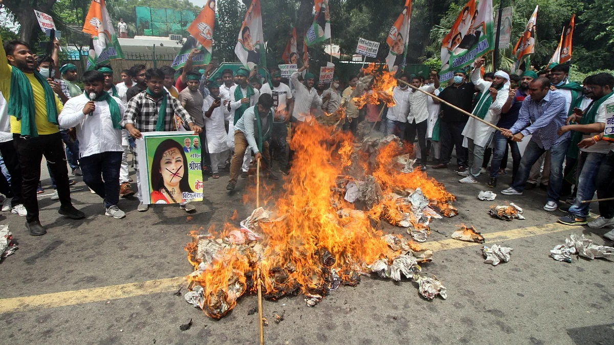 کسانوں کو 'موالی' کہنے پر یوتھ کانگریس نے میناکشی لیکھی کا پھونکا پتلا، معافی مانگنے کا مطالبہ