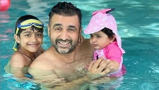 راج کندرا کی بچوں کے ہمراہ ایک فائل تصویر آئی اے این ایس