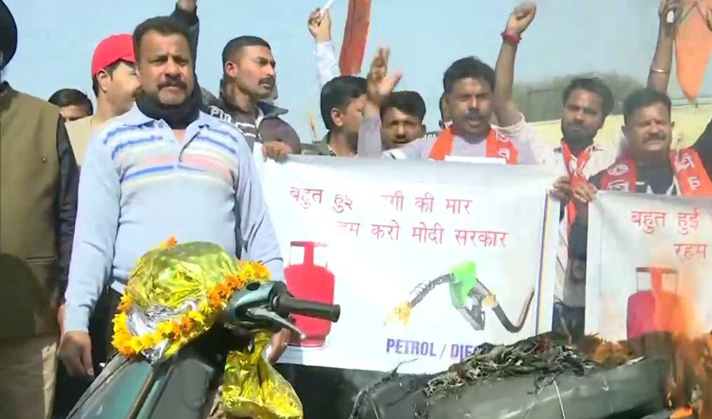 شیو سینا کا جموں میں ایندھن اور اشیائے خوردنی کی مہنگائی کے خلاف احتجاج