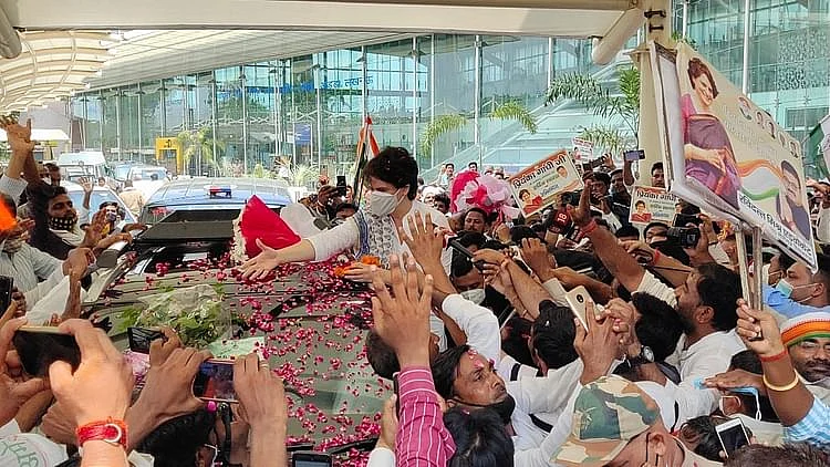 پرینکا گاندھی سہ روزہ دورہ پر لکھنؤ پہنچیں، ائیر پورٹ پر ہوا شاندار استقبال