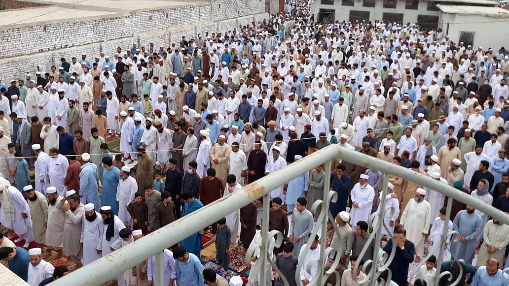 پاکستان میں عید بدھ کو منائی جائے گی لیکن پشاور میں بسنے والے کچھ افغان مہاجرین نے بھی آج عید منائی / ٹوئٹر / @URDUVOA