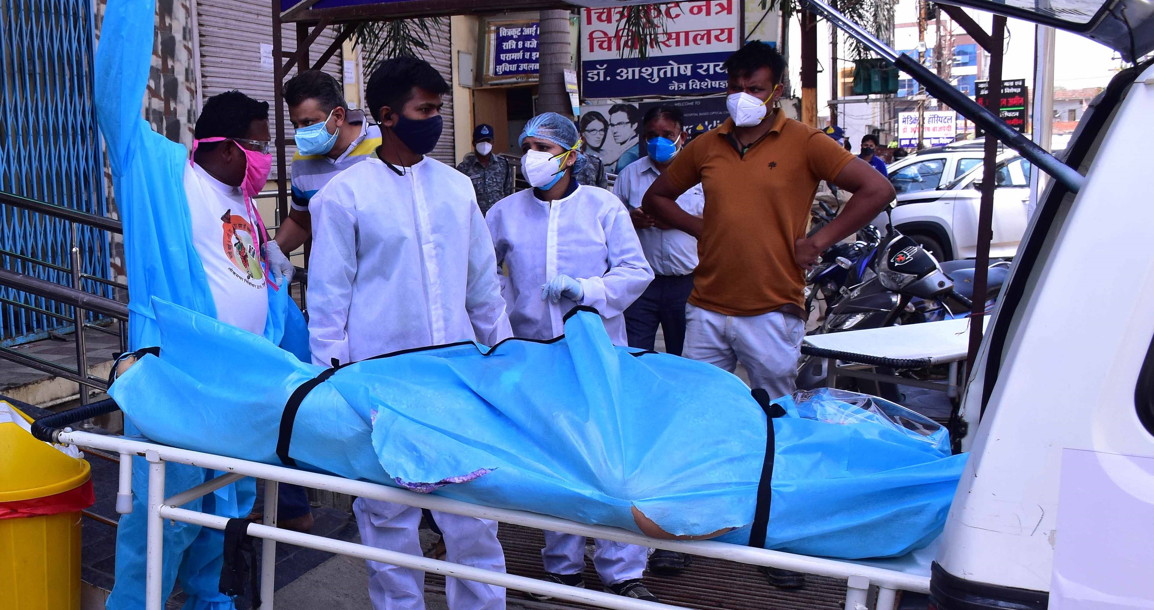 ملک میں 97 دنوں کے بعد فعال کیسز کی تعداد 5 لاکھ سے نیچے، 24 گھنٹوں میں 738 مریض فوت