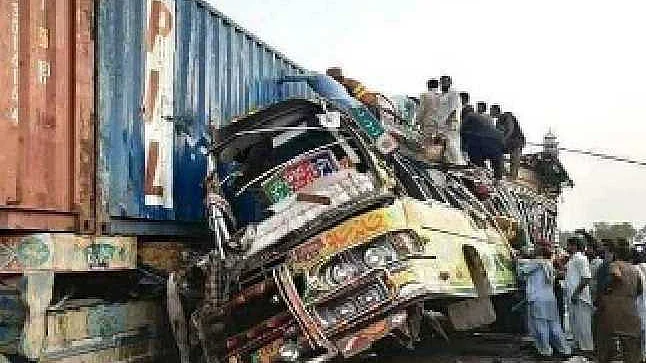 اہم خبریں: پاکستان میں اندوہناک سڑک حادثہ، 34 افراد جاں بحق، درجنوں زخمی