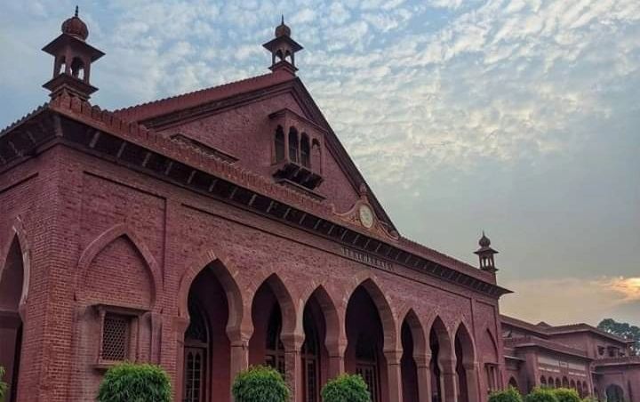 اے ایم یو کے گزٹ میں سرسید سے زیادہ وزیر اعظم مودی کی تصاویر! طلبا کو اعتراض