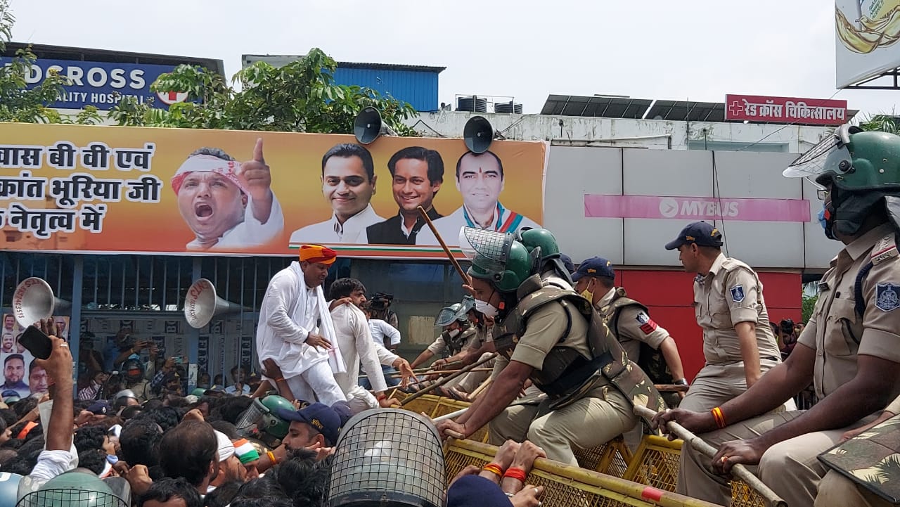 مہنگائی اور بے روزگاری کے خلاف یوتھ کانگریس کا مظاہرہ، کئی پارٹی کارکنان گرفتار