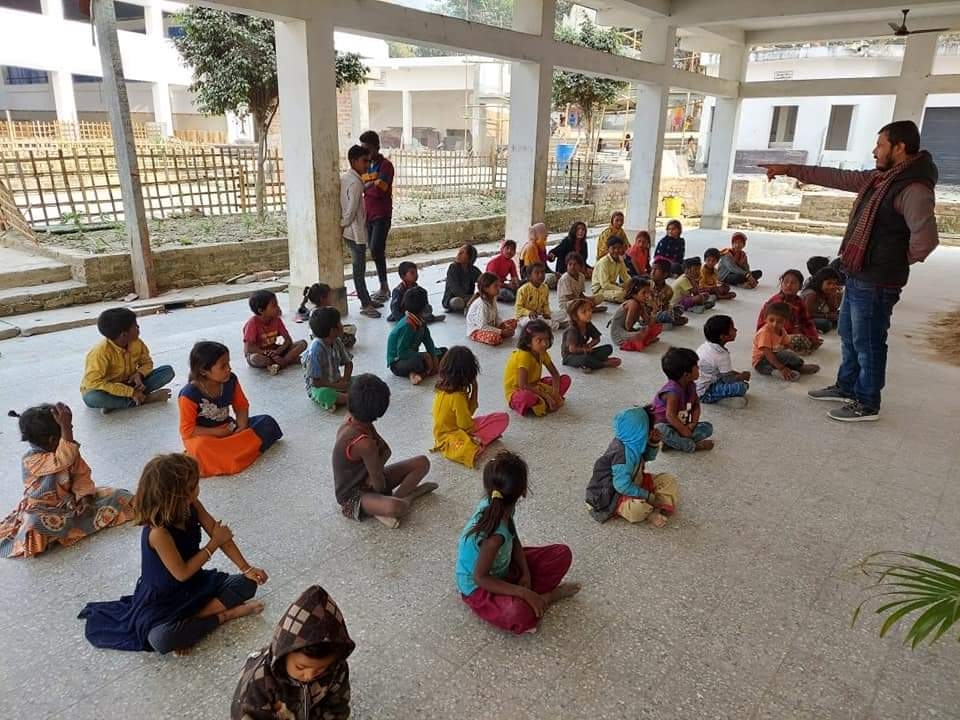 بہار: جہاں نذرِ آتش ہوتی ہیں لاشیں، وہاں تعلیم کی شمع روشن کر رہے تین دوست