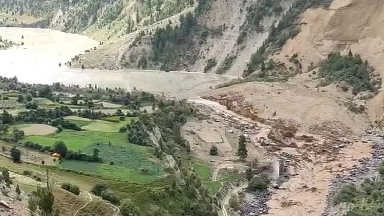 ہماچل پردیش: لینڈ سلائڈنگ رکنے کے بعد چندربھاگا ندی نے اختیار کیا نیا راستہ