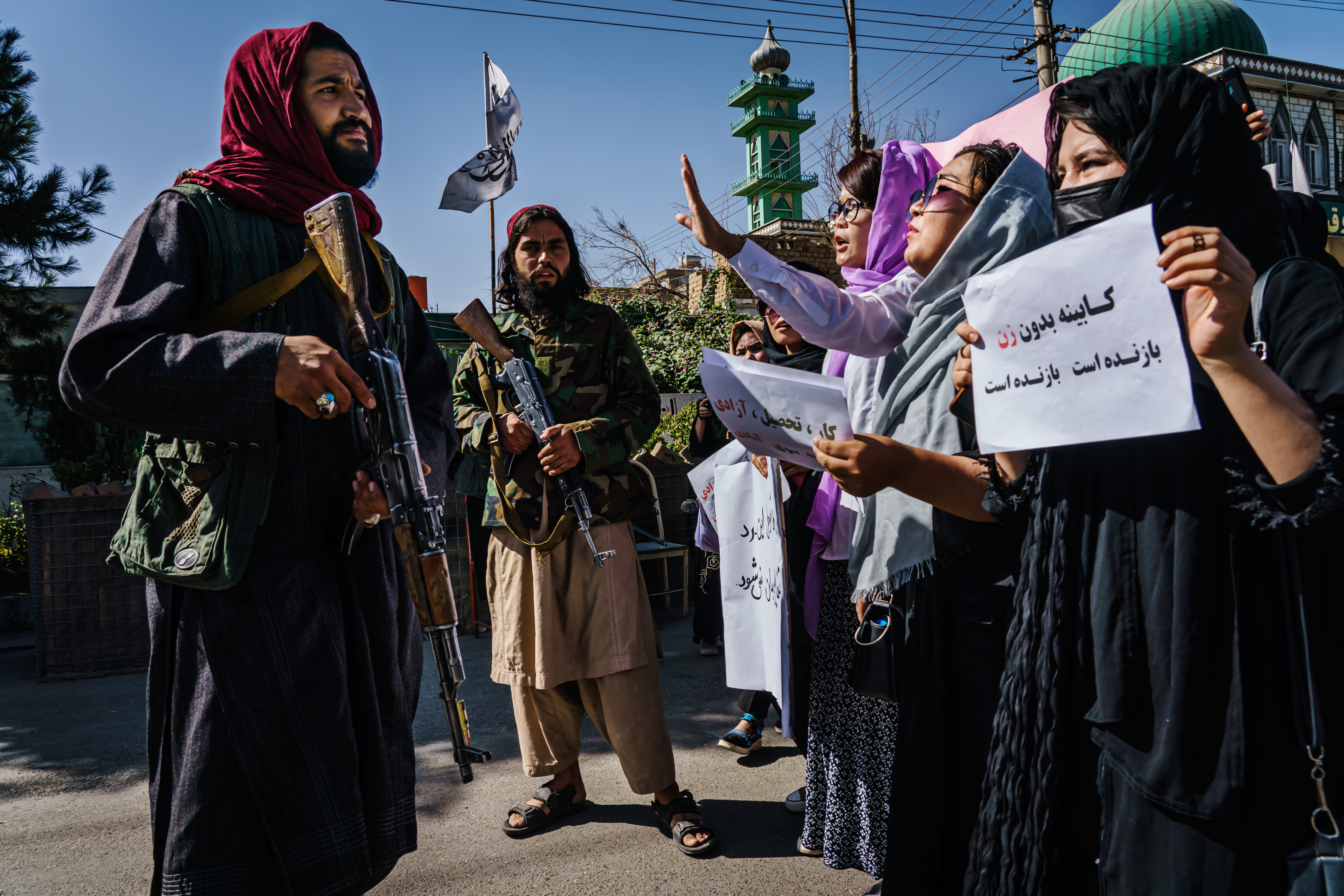 افغانستان میں مظاہرہ کرتیں خواتین / Getty Images