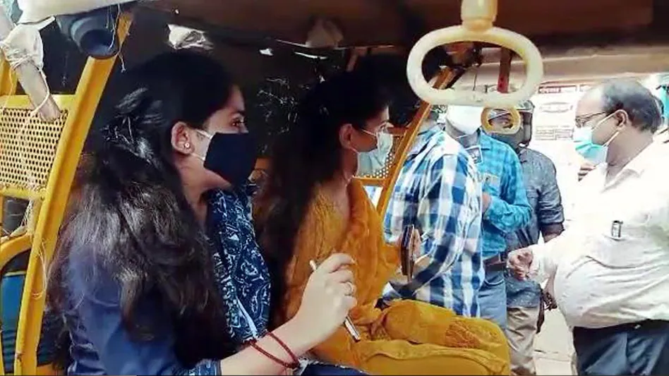 مغربی بنگال: ای رکشہ پر سوار ہو کر متاثرین کا حال جاننے پہنچے انتظامی افسران، لوگ سمجھے شوٹنگ ہو رہی ہے!