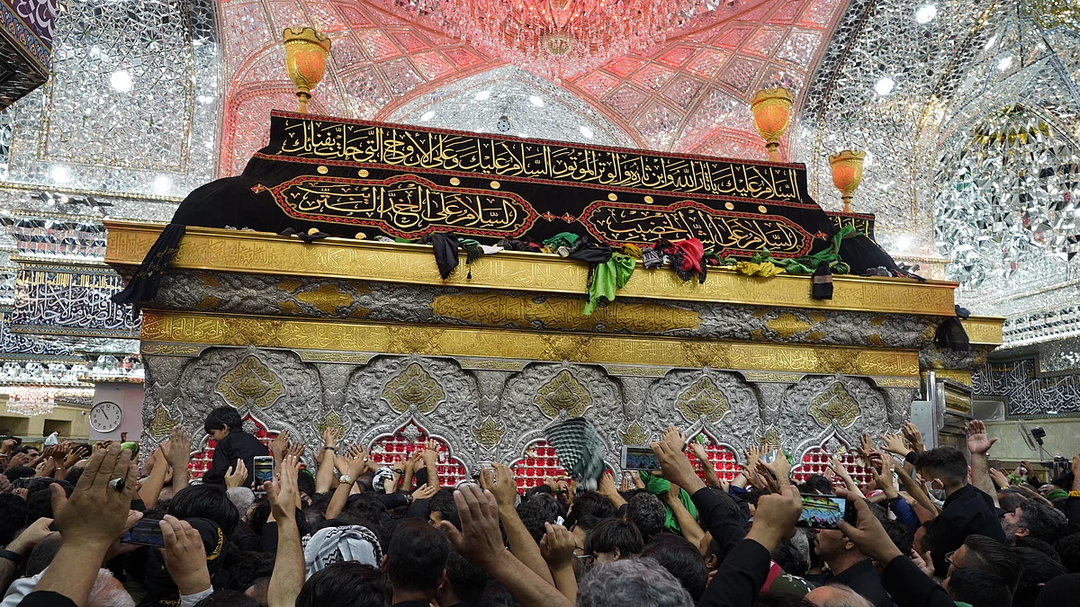 کربلا، عراق: روزہ مبارک حضرت امام حسینؑ پر اربعین کے موقع پر موجود عقیدت مند / Getty Images