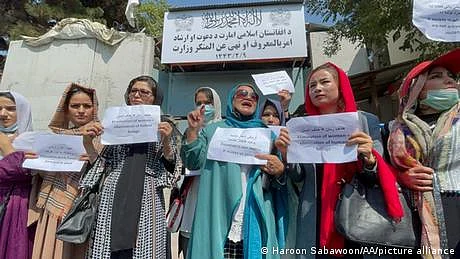 طالبان: پابندیوں کے خلاف افغان خواتین کا مظاہرہ