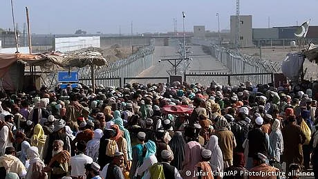 پاکستانی سرحد پر موجود ہزاروں افغانوں کی امیدیں ٹوٹ رہی ہیں