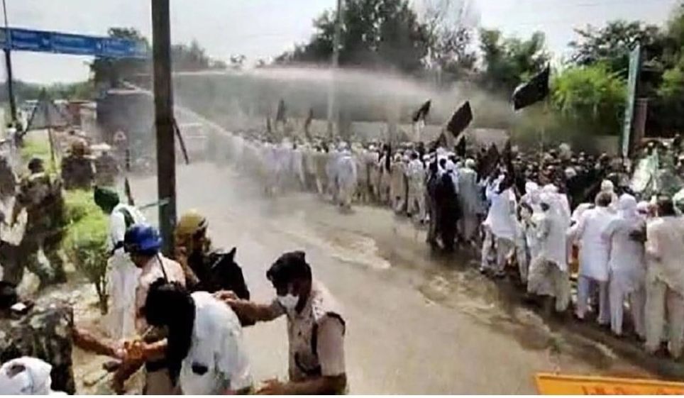 ہریانہ: کسانوں کا وزیر اعلیٰ کھٹر کی رہائش کی جانب کوچ، مظاہرین سے جھڑپ، پولیس نے کی پانی کی بوچھاڑ