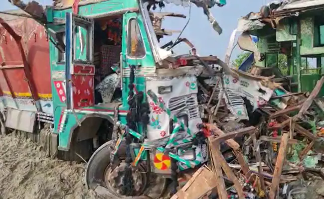 بارہ بنکی میں خوفناک سڑک حادثہ، 14 افراد ہلاک، متعدد زخمی