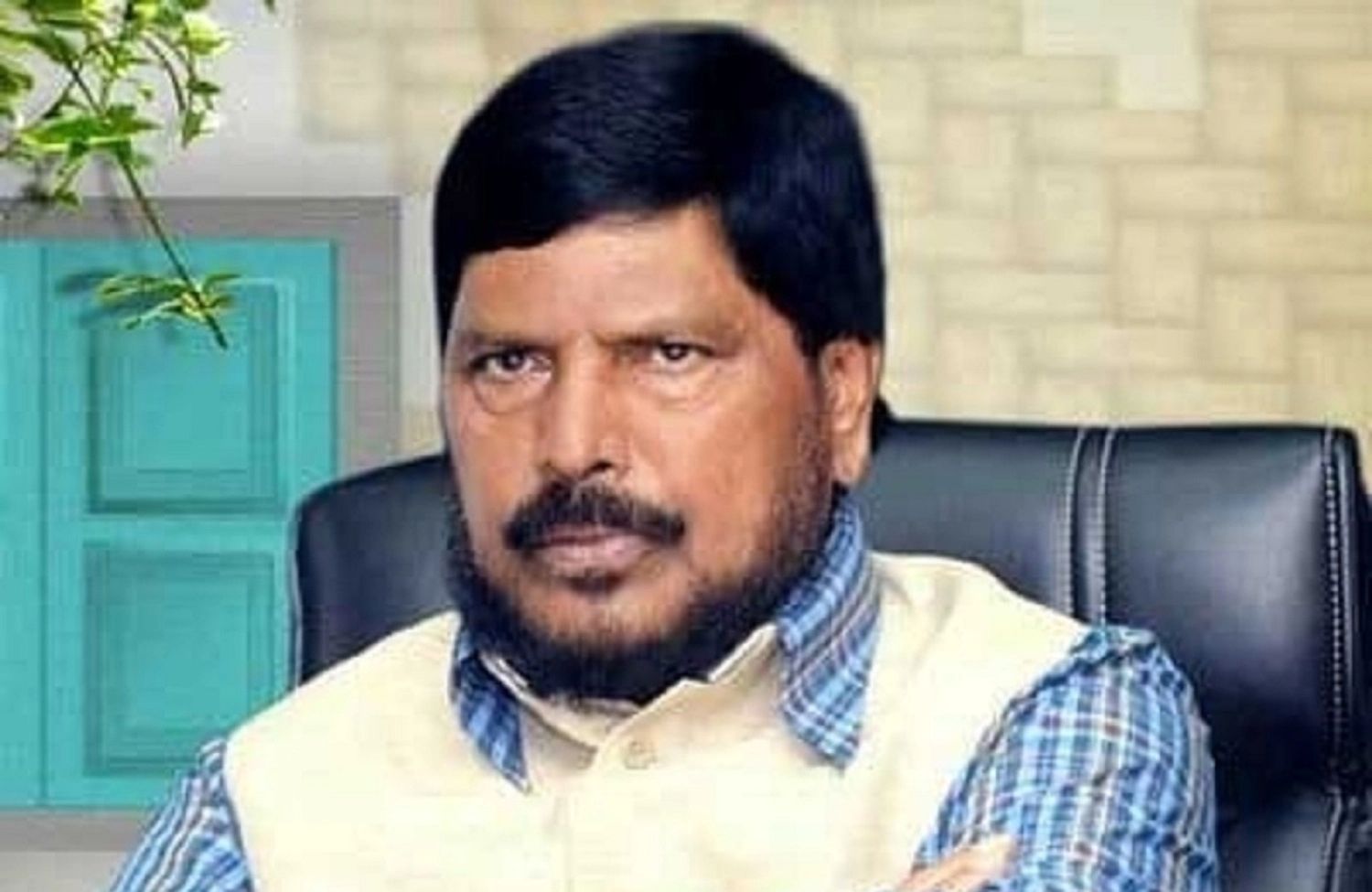 مسجد کے لاؤڈ اسپیکر پر سیاست نامناسب، اناپ شناپ بولنا بند کریں راج ٹھاکرے! مرکزی وزیر اٹھاولے