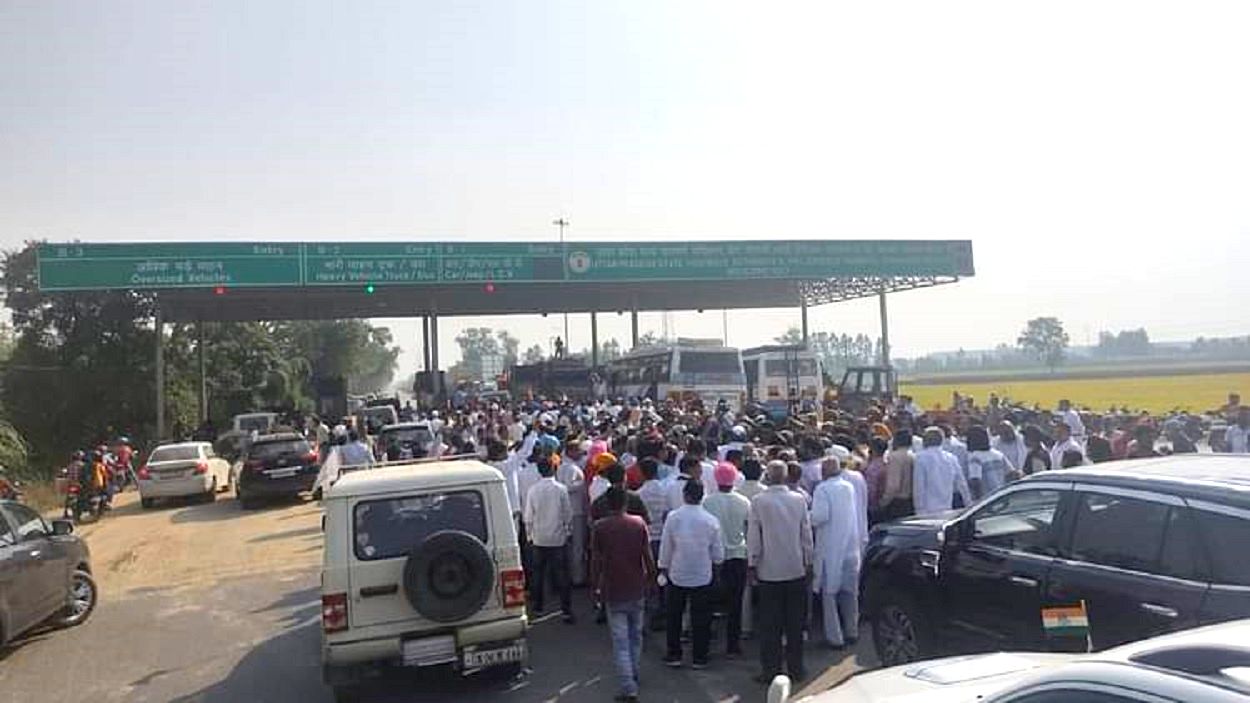 اتراکھنڈ سے لکھیم پور روانہ ہو رہے ہریش راوت کا قافلہ دیکھ یو پی پولیس پریشان