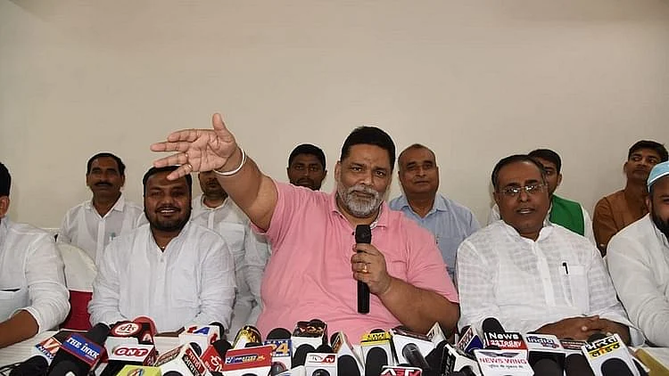 پریس کانفرنس سے خطاب کرتے پپو یادو