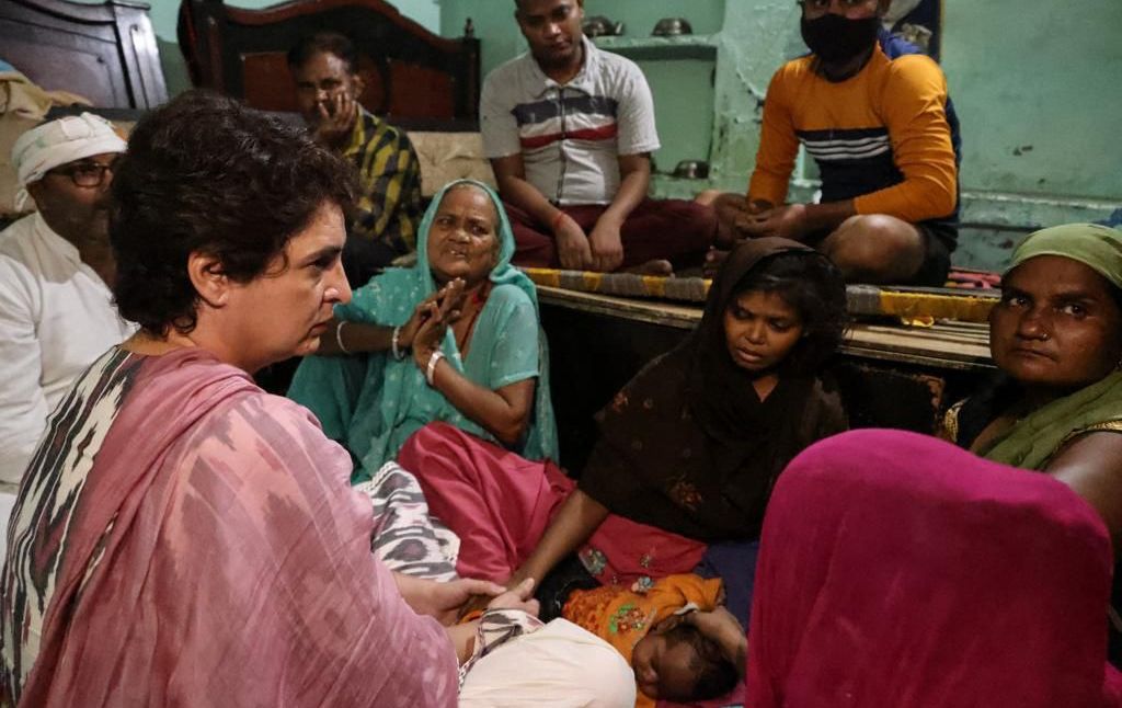 پرینکا گاندھی نے کی مرنے والے صفائی ملازم کے اہل خانہ سے ملاقات