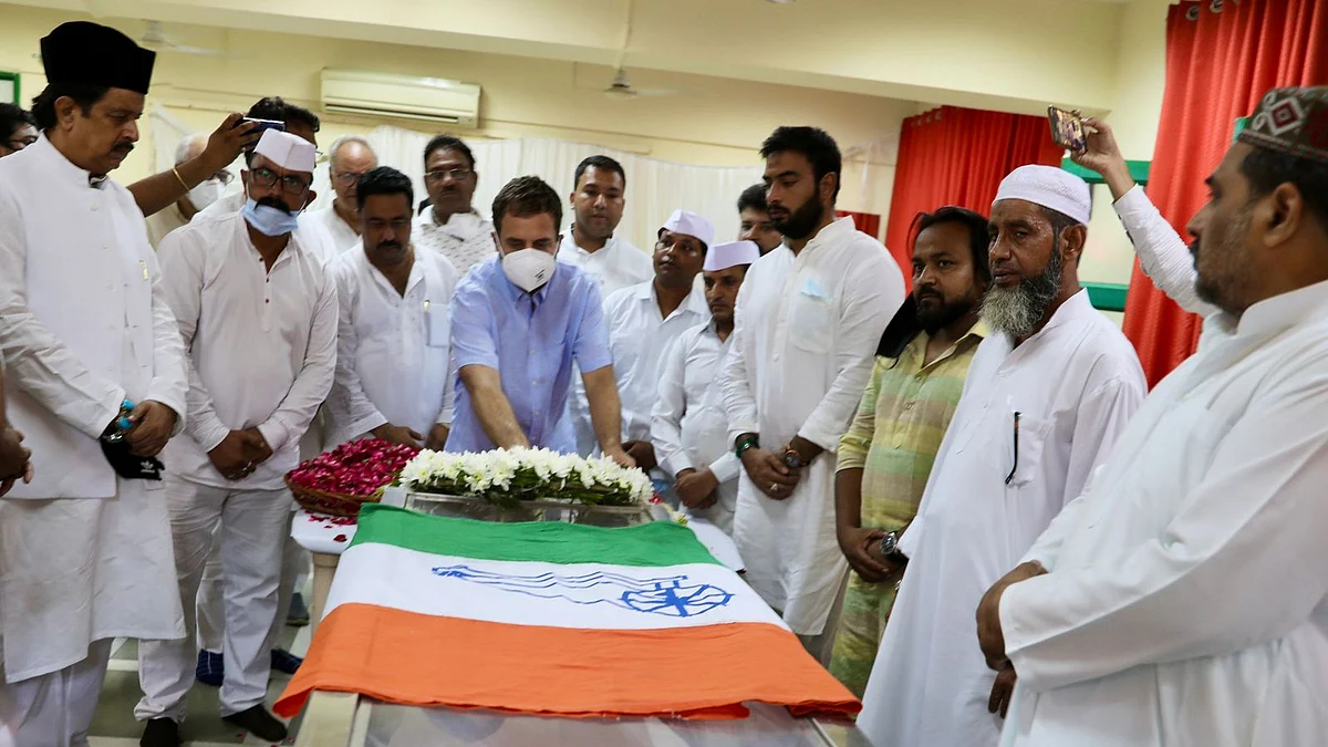 تاجدار بابر کے جسد خاکی پر گلپوشی کرتے راہل گاندھی، تصویر ٹوئٹر @INCIndia