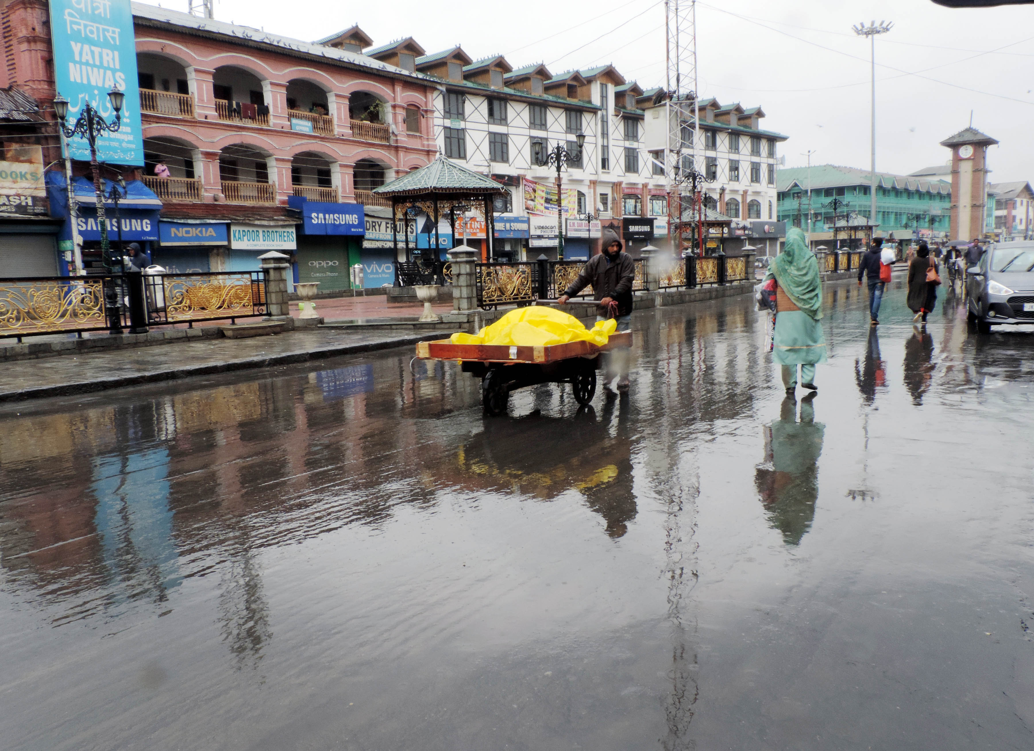 کشمیر: برف وباراں سے معمولات متاثر، فصلوں کو کافی نقصان