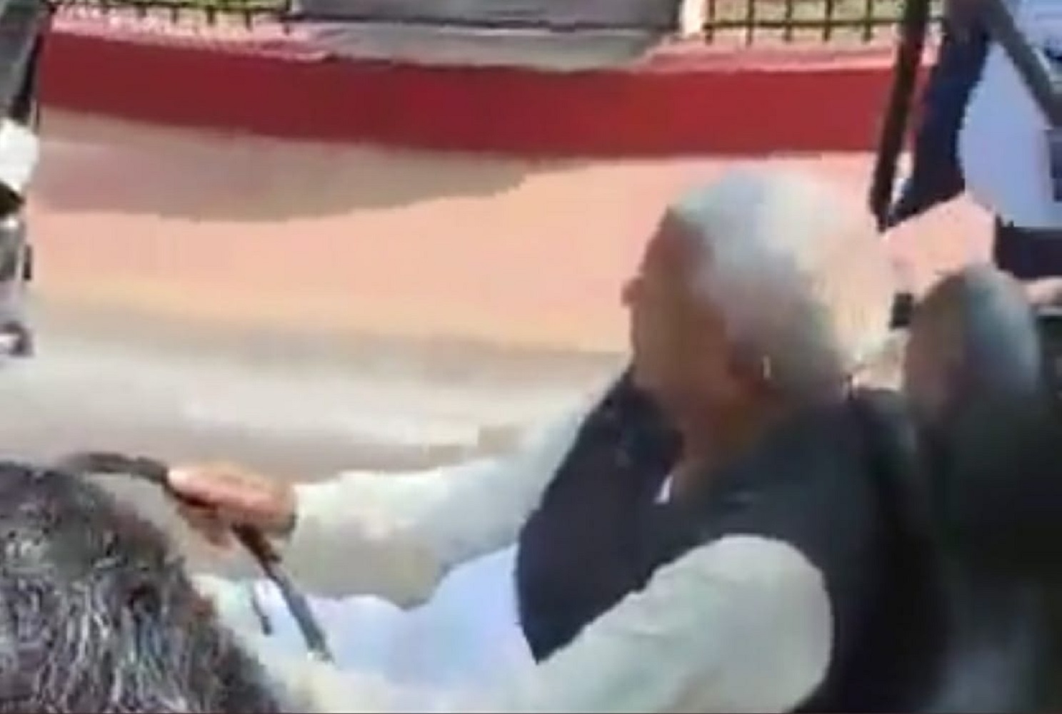 بہار پہنچتے ہی اپنے خاص انداز میں نظر آئے لالو پرساد، پٹنہ کی سڑکوں پر چلائی کھلی جیپ