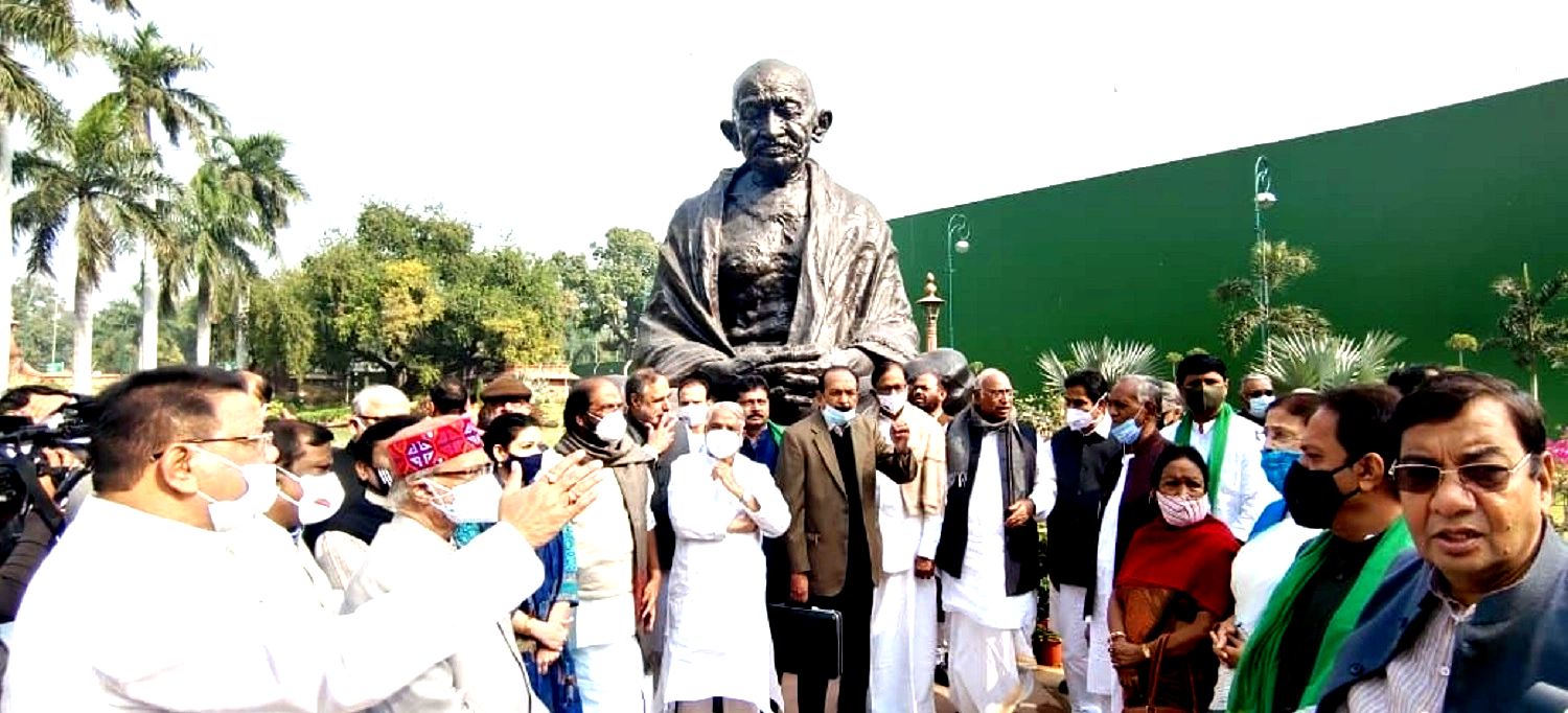 ارکان پارلیمنٹ کی معطلی پر نہیں بنی بات، پارلیمنٹ سے اپوزیشن کا واک آؤٹ