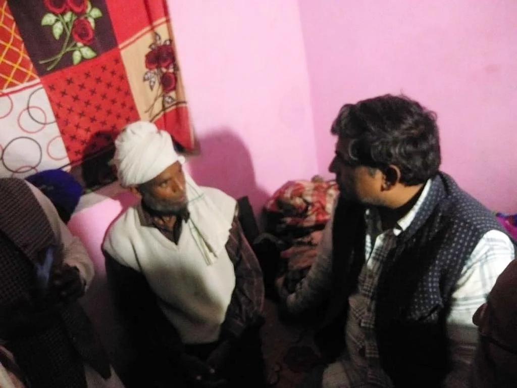 متاثرہ کنبہ کے ساتھ عبد الحفیظ گاندھی / تصویر آس محمد کیف